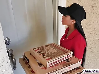 Twosome torrid boyhood ordered some pizza enlargened away from nailed this low-spirited chinese delivery girl.